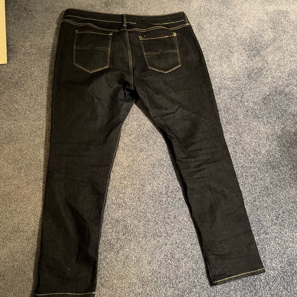 Like new  2 pairs of juniors 19 short Arizona Jean great condition - Picture 5 of 8